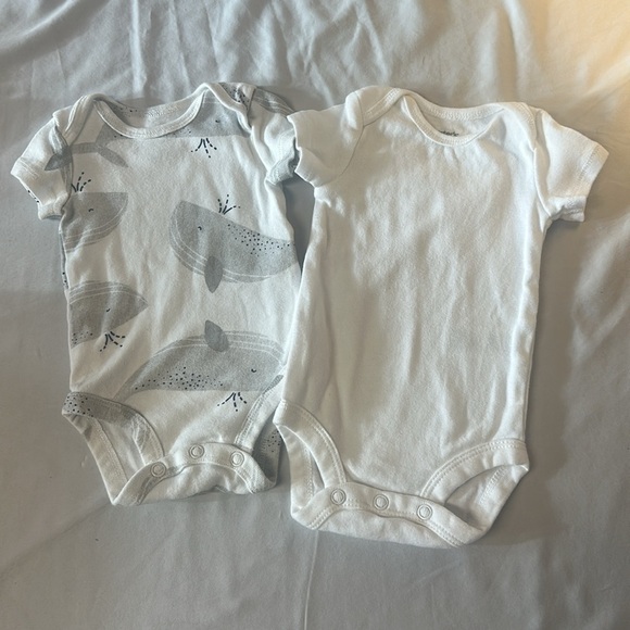 Carter's - set of 4 newborn onesie tops/shirts. - Picture 5 of 6